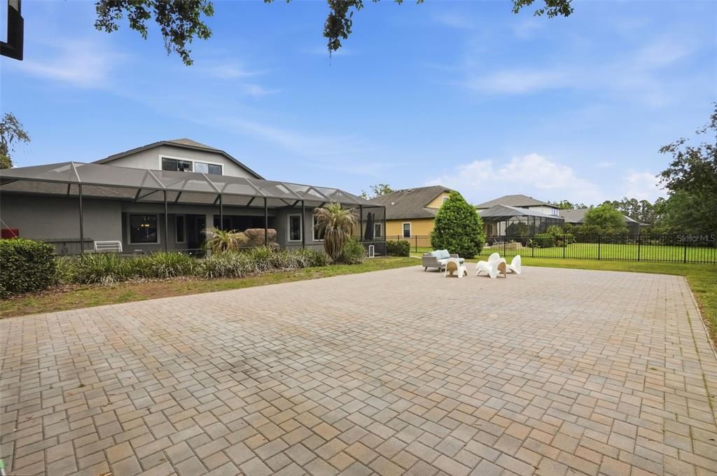 Activo con contrato: $749,900 (5 camas, 5 baños, 3802 Pies cuadrados)