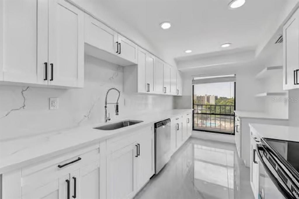 Active With Contract: $259,900 (2 beds, 2 baths, 1070 Square Feet)