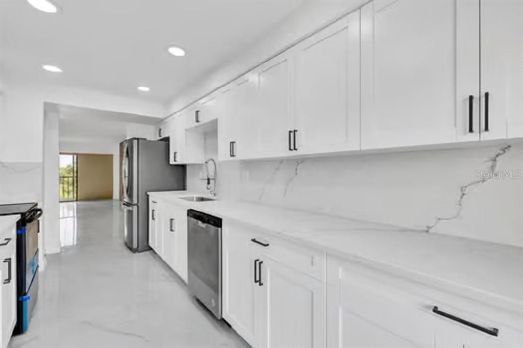 Active With Contract: $259,900 (2 beds, 2 baths, 1070 Square Feet)