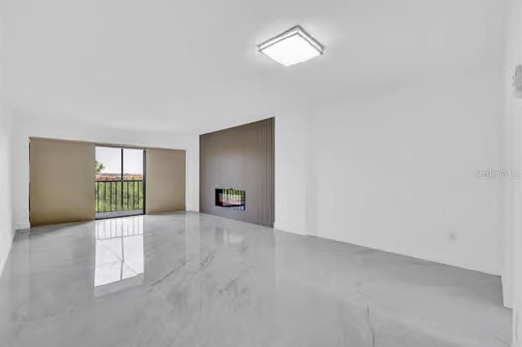 Active With Contract: $259,900 (2 beds, 2 baths, 1070 Square Feet)