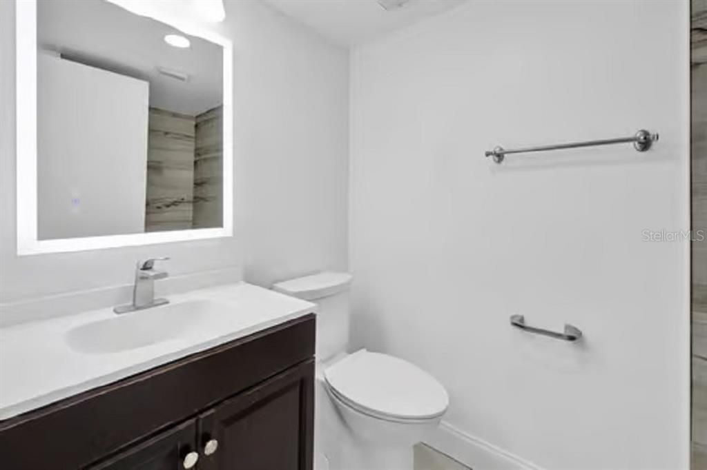 Active With Contract: $259,900 (2 beds, 2 baths, 1070 Square Feet)
