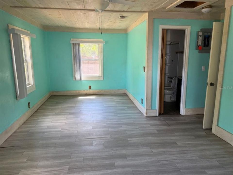 Active With Contract: $80,000 (1 beds, 2 baths, 966 Square Feet)