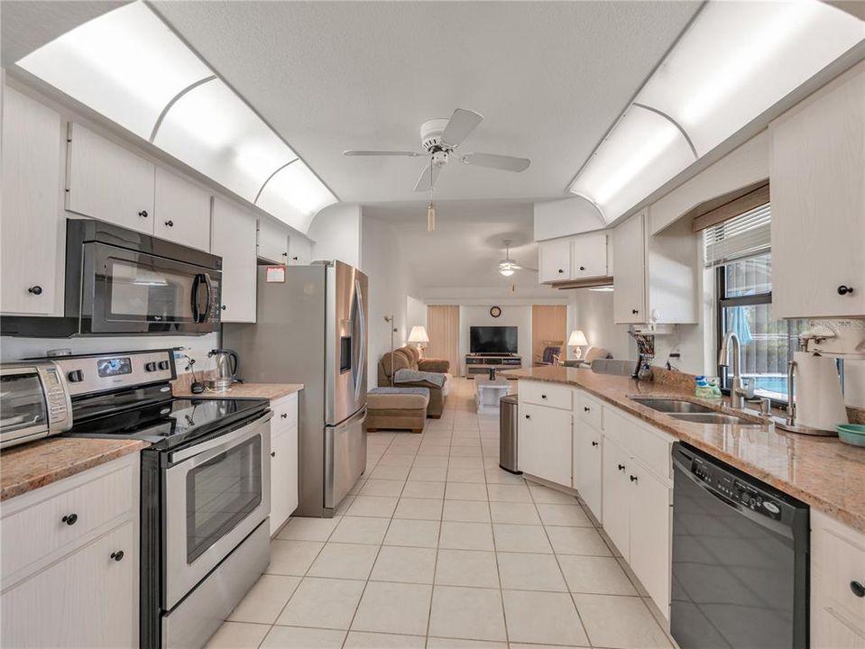 Activo con contrato: $399,000 (3 camas, 2 baños, 2137 Pies cuadrados)