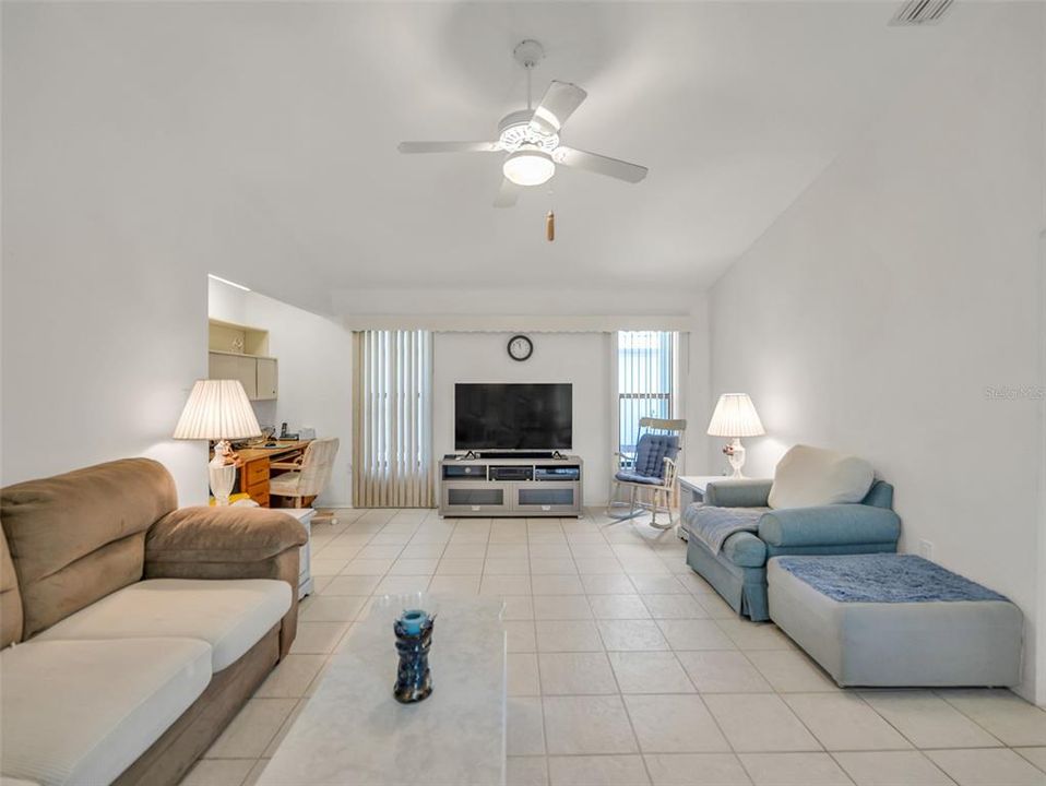 Activo con contrato: $399,000 (3 camas, 2 baños, 2137 Pies cuadrados)