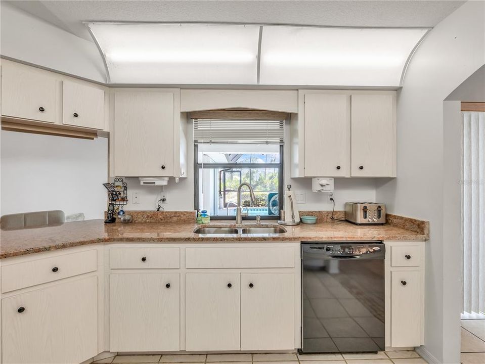 Activo con contrato: $399,000 (3 camas, 2 baños, 2137 Pies cuadrados)