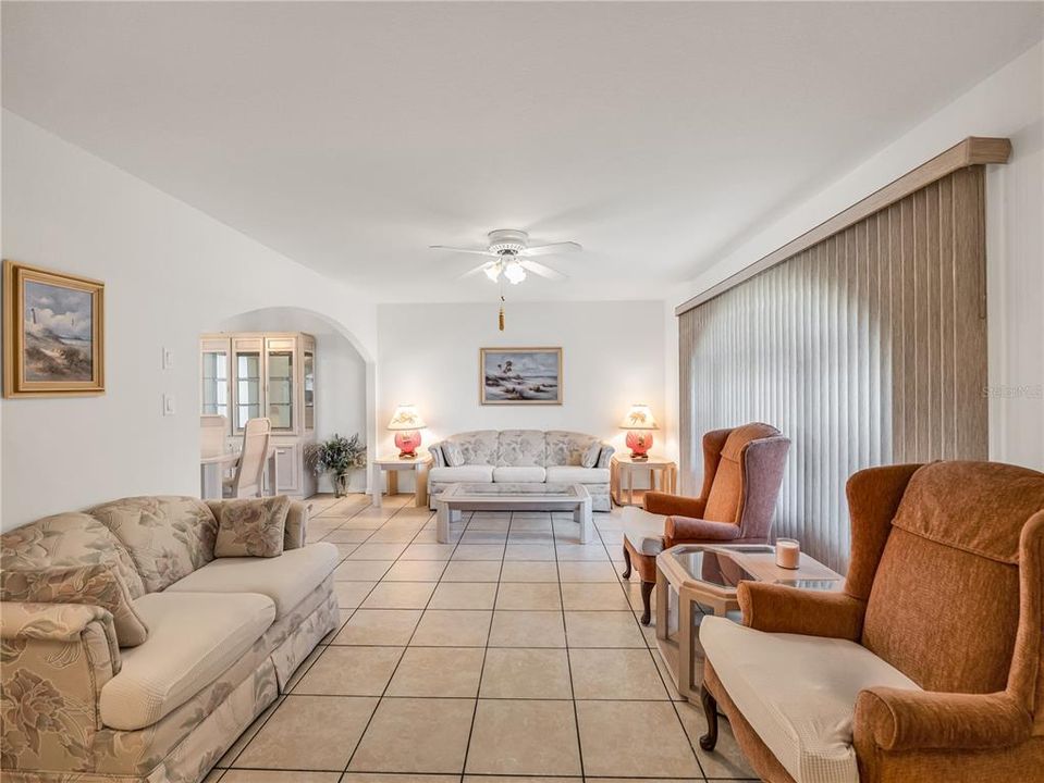 Activo con contrato: $399,000 (3 camas, 2 baños, 2137 Pies cuadrados)