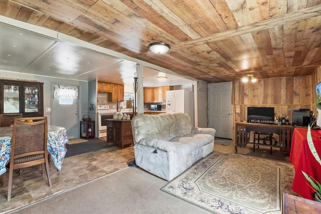 For Sale: $199,000 (2 beds, 2 baths, 720 Square Feet)