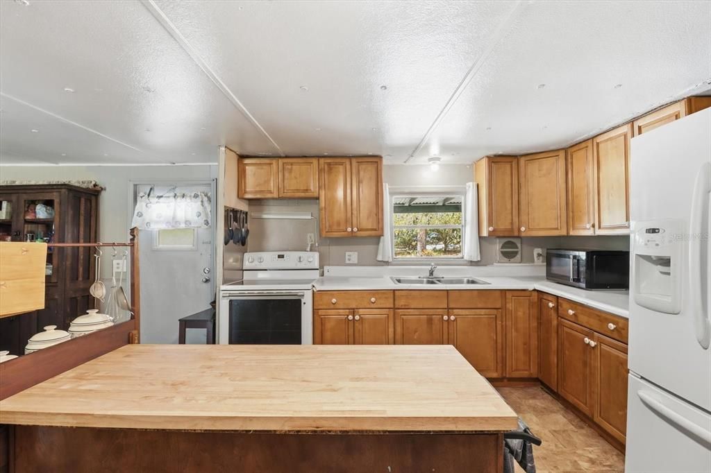 For Sale: $199,000 (2 beds, 2 baths, 720 Square Feet)