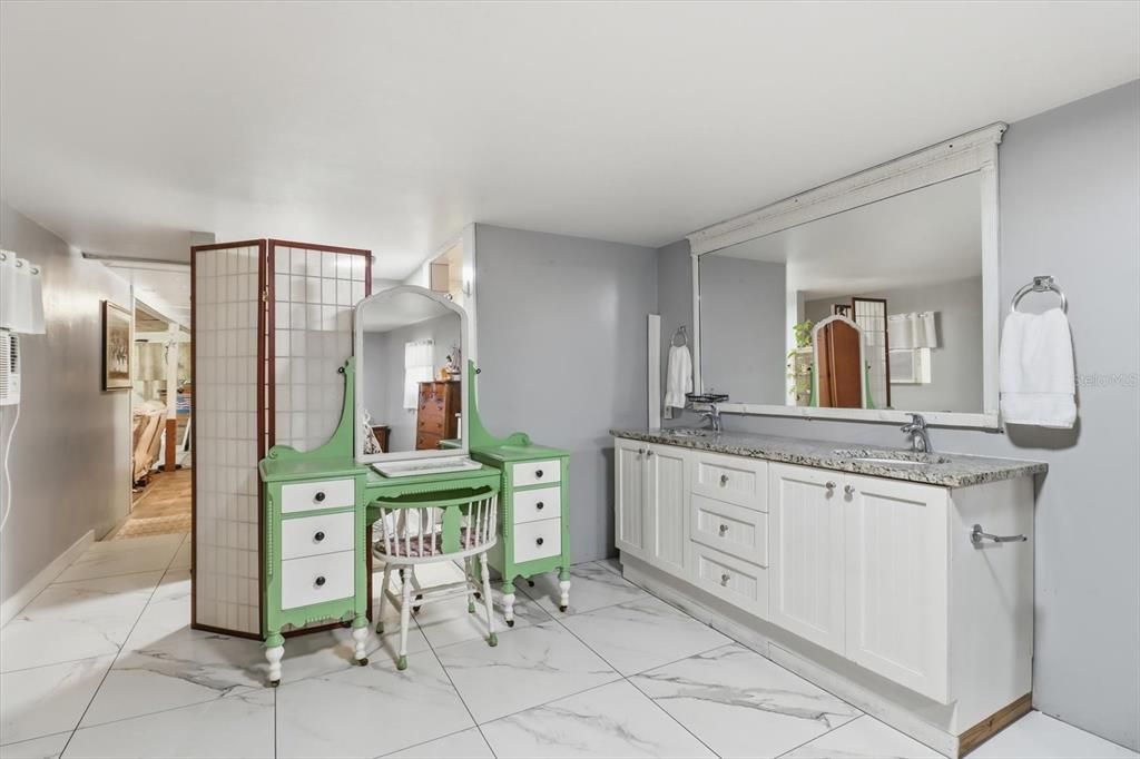 For Sale: $199,000 (2 beds, 2 baths, 720 Square Feet)