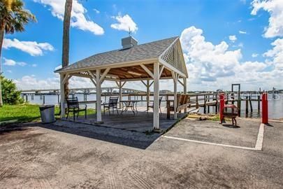 For Rent: $1,050 (2 beds, 1 baths, 841 Square Feet)