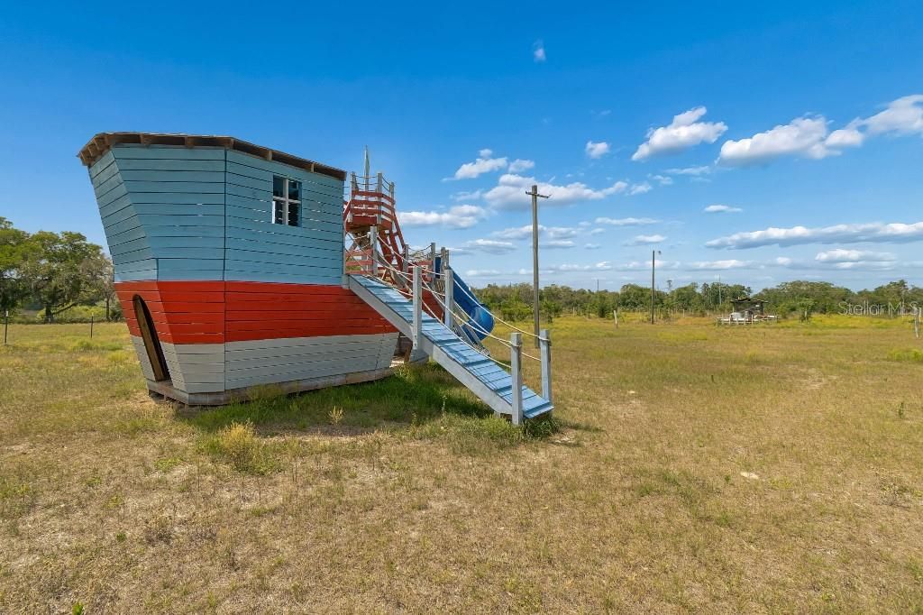En Venta: $1,990,000 (27.57 acres)