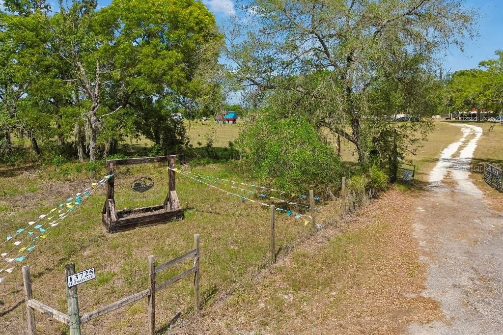 En Venta: $1,990,000 (27.57 acres)