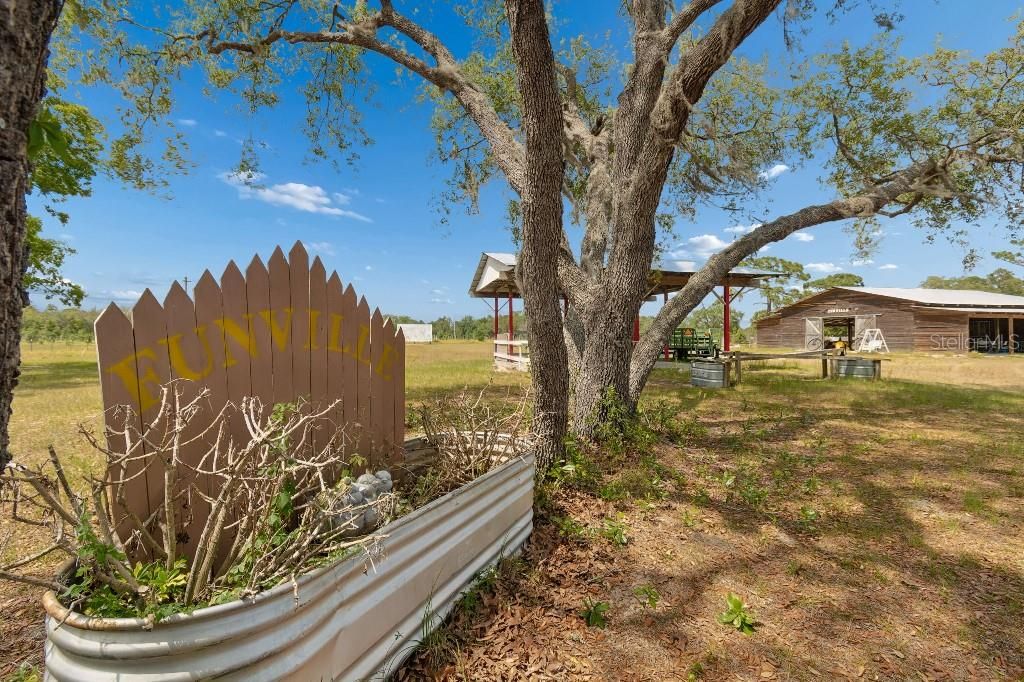 En Venta: $1,990,000 (27.57 acres)