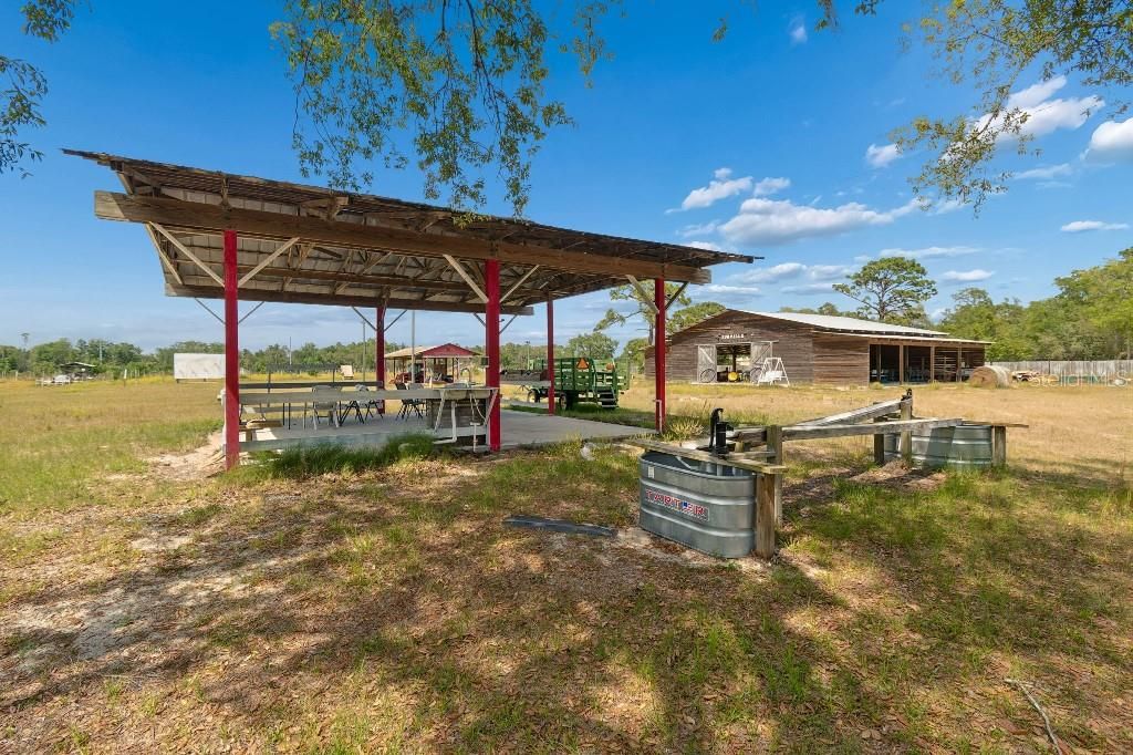 En Venta: $1,990,000 (27.57 acres)