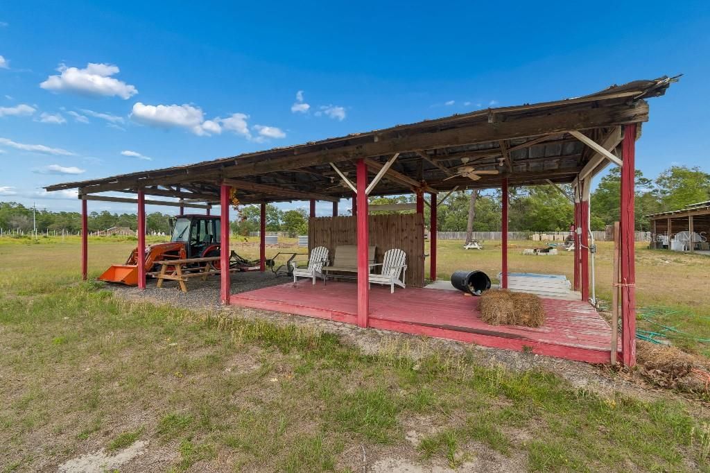En Venta: $1,990,000 (27.57 acres)