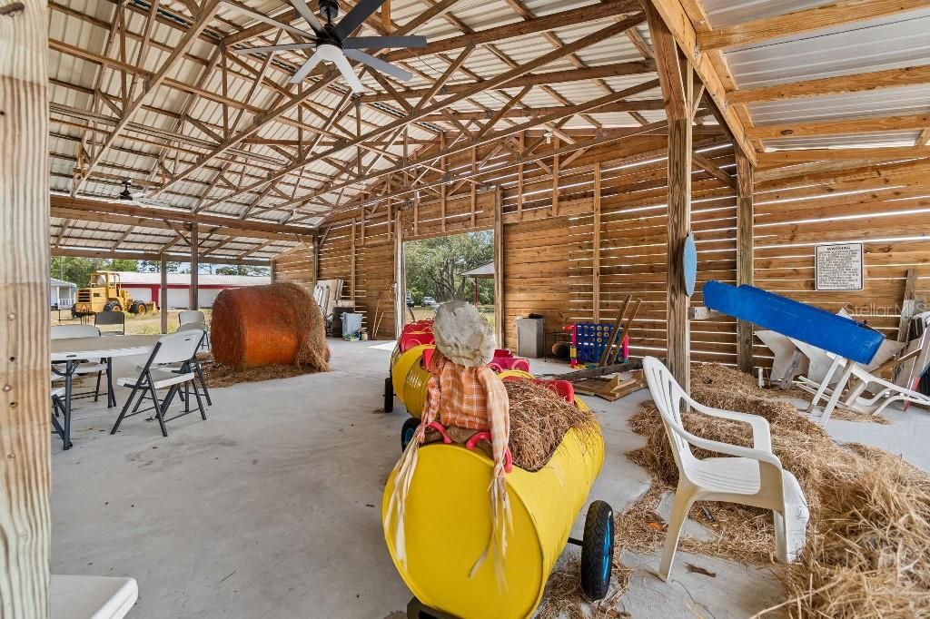 En Venta: $1,990,000 (27.57 acres)