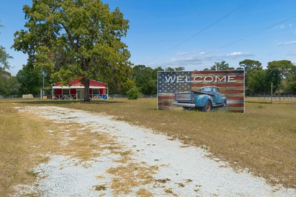 En Venta: $1,990,000 (27.57 acres)