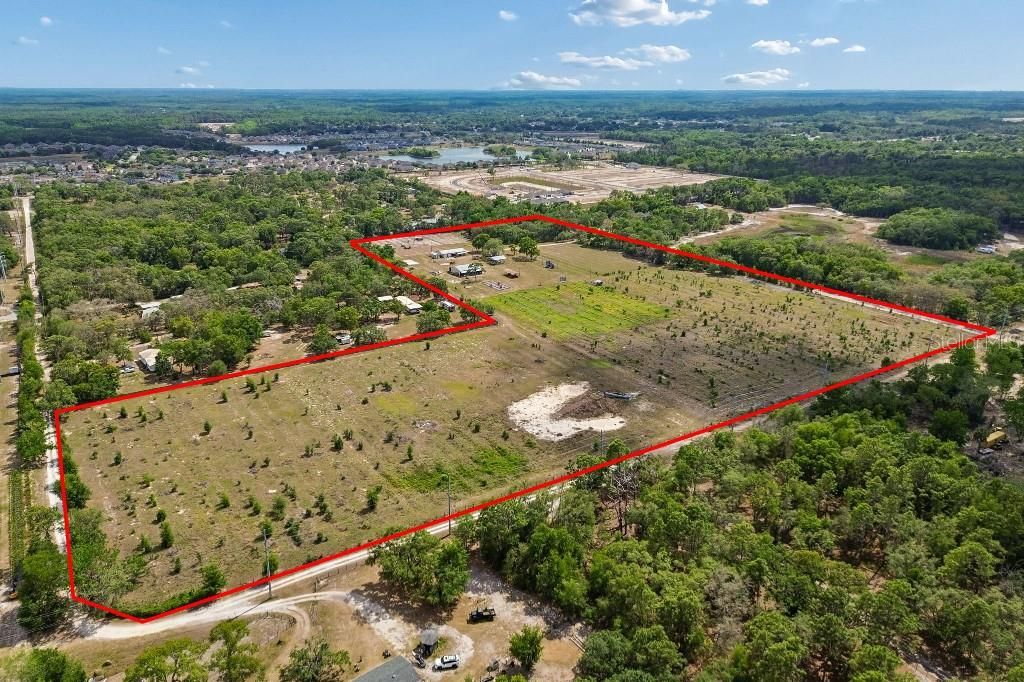 En Venta: $1,990,000 (27.57 acres)