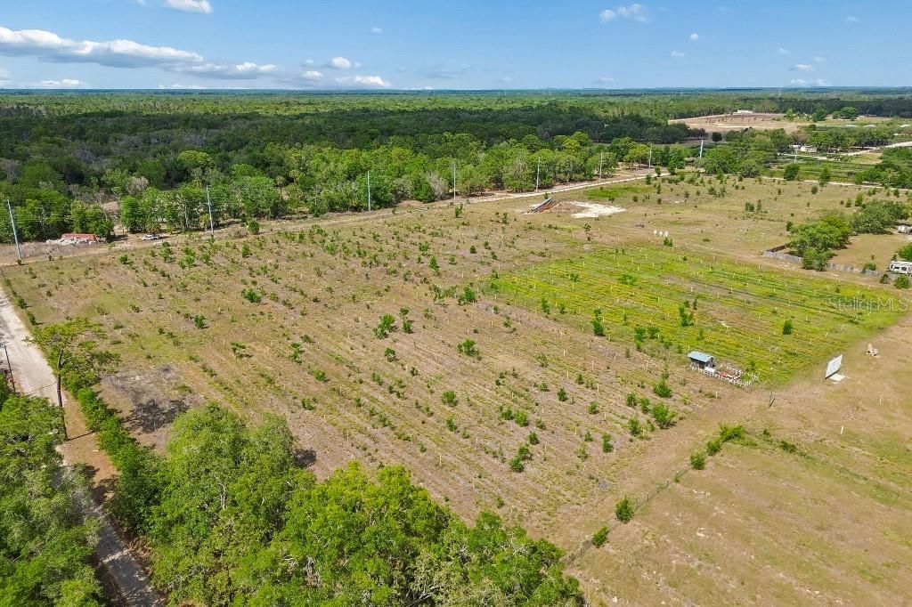 En Venta: $1,990,000 (27.57 acres)