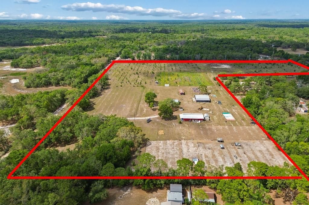 En Venta: $1,990,000 (27.57 acres)