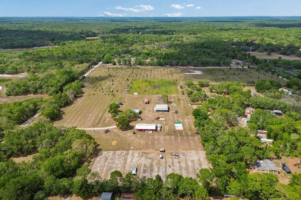 En Venta: $1,990,000 (27.57 acres)