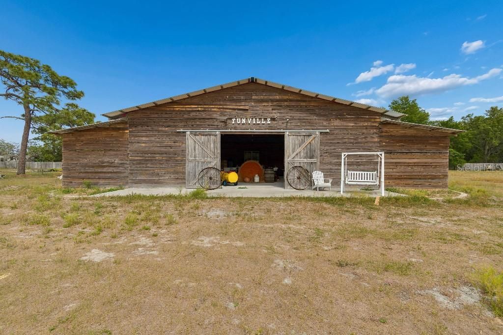 En Venta: $1,990,000 (27.57 acres)