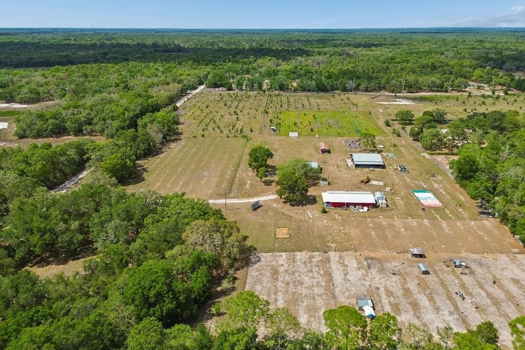 En Venta: $1,990,000 (27.57 acres)