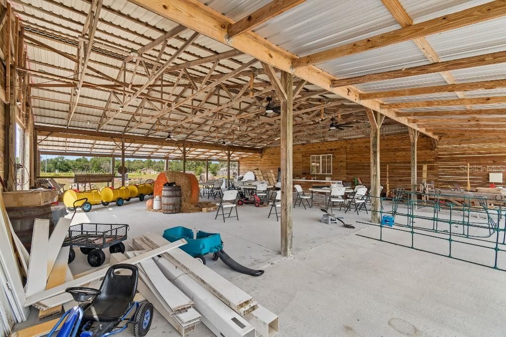 En Venta: $1,990,000 (27.57 acres)