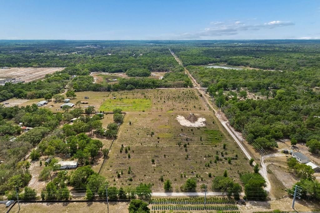 En Venta: $1,990,000 (27.57 acres)