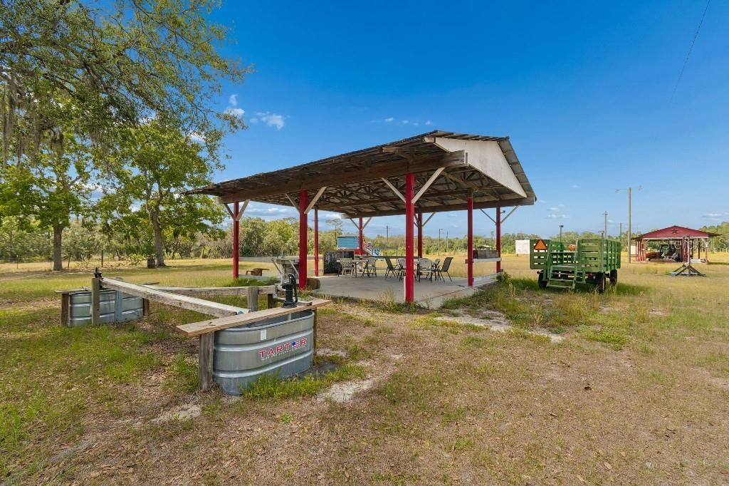 En Venta: $1,990,000 (27.57 acres)