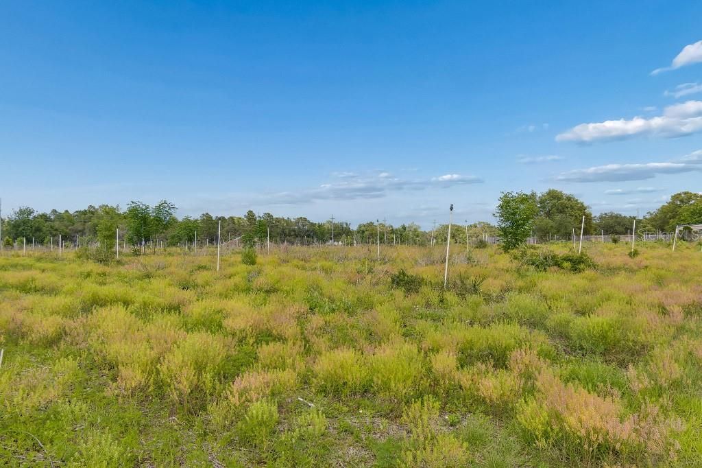 En Venta: $1,990,000 (27.57 acres)