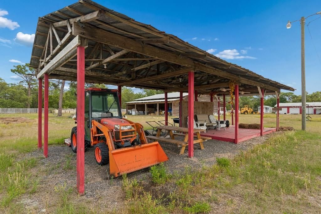En Venta: $1,990,000 (27.57 acres)