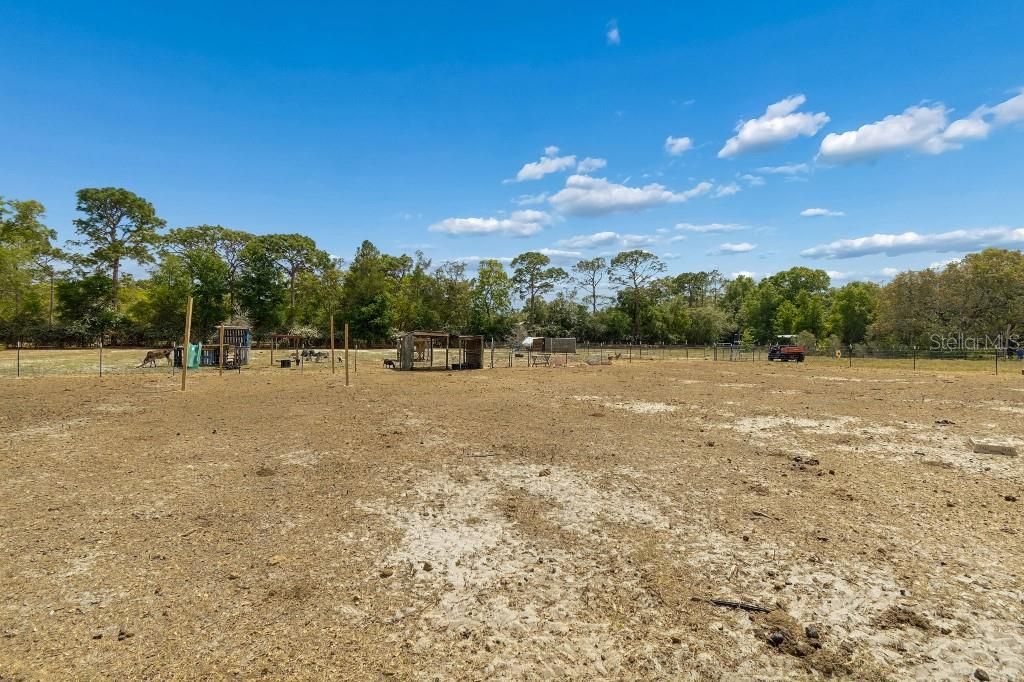 En Venta: $1,990,000 (27.57 acres)