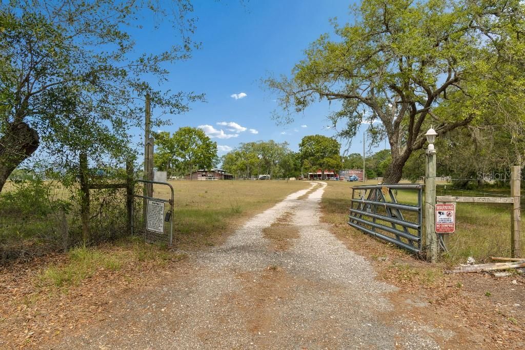 En Venta: $1,990,000 (27.57 acres)