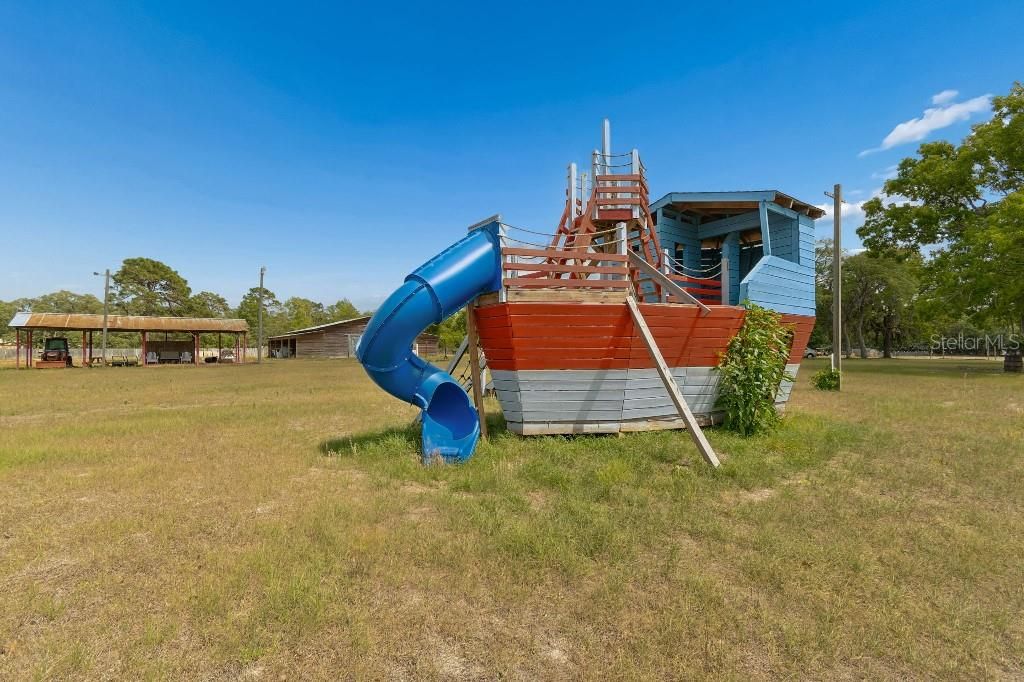 En Venta: $1,990,000 (27.57 acres)