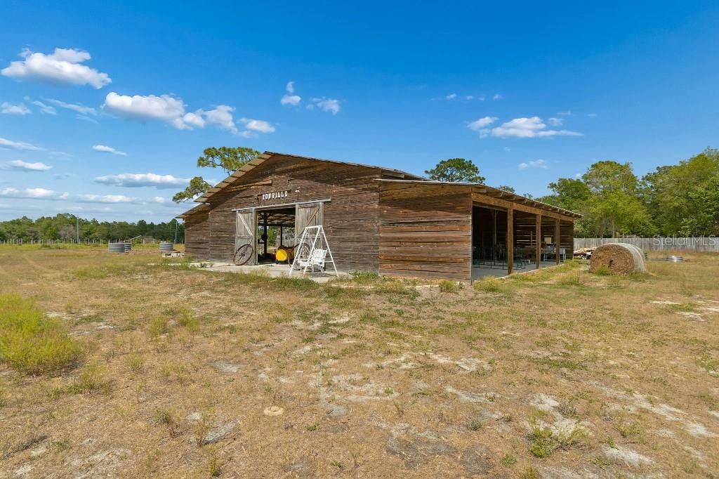 En Venta: $1,990,000 (27.57 acres)