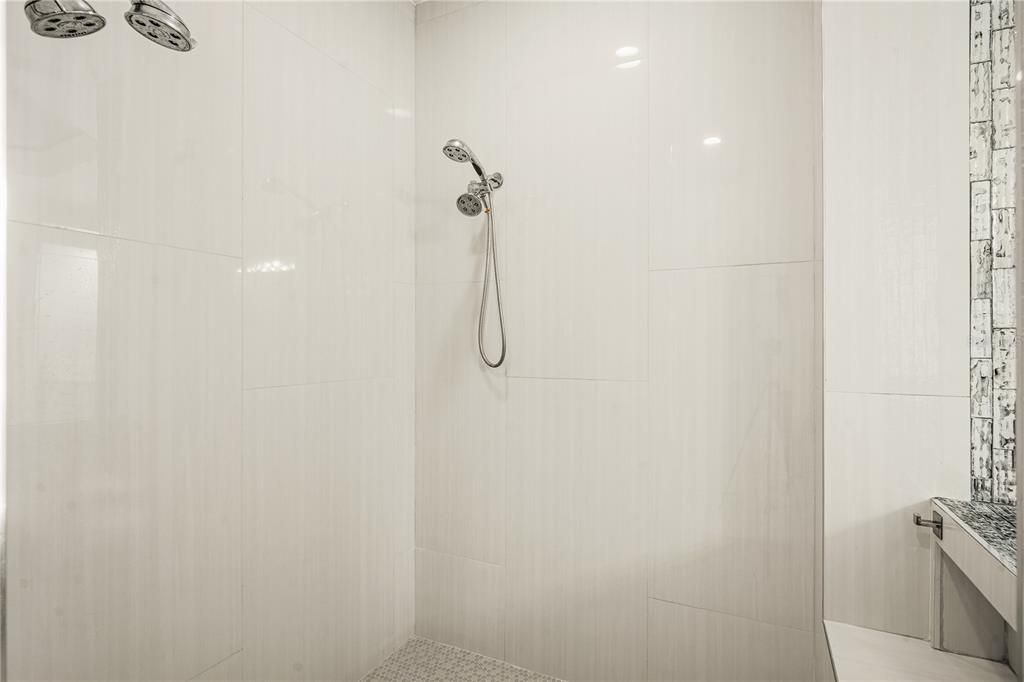 En Venta: $739,000 (5 camas, 4 baños, 3947 Pies cuadrados)