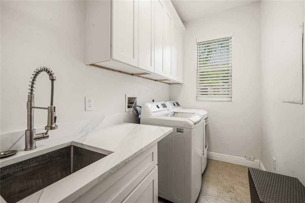 En Venta: $739,000 (5 camas, 4 baños, 3947 Pies cuadrados)