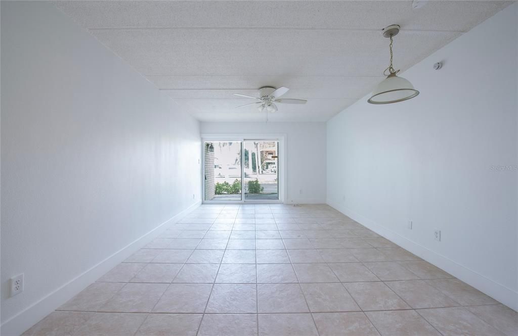Active With Contract: $135,000 (1 beds, 1 baths, 645 Square Feet)