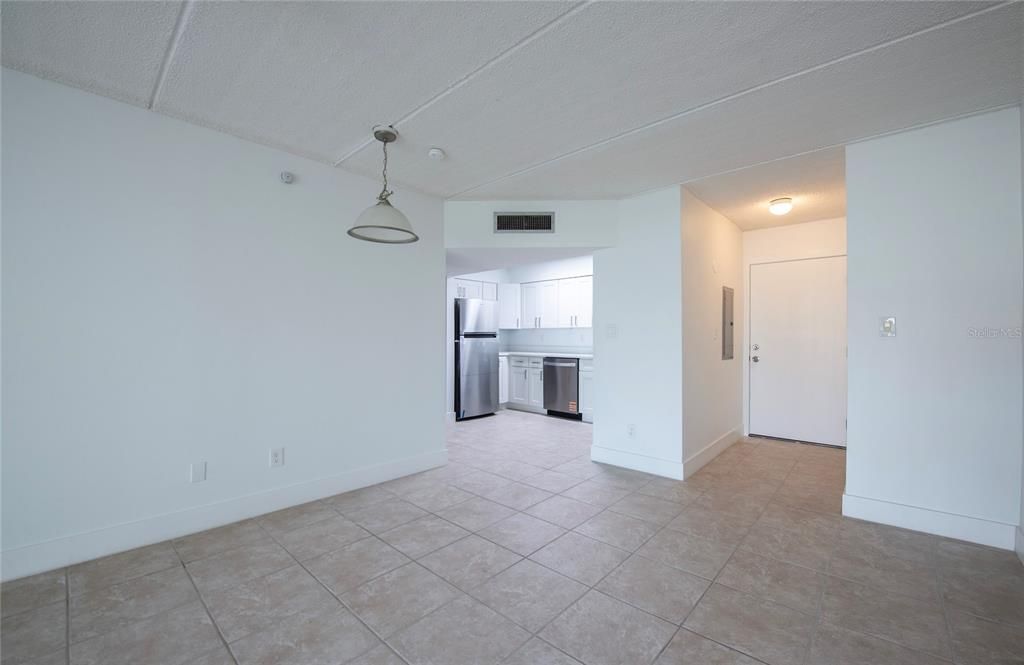 Active With Contract: $135,000 (1 beds, 1 baths, 645 Square Feet)