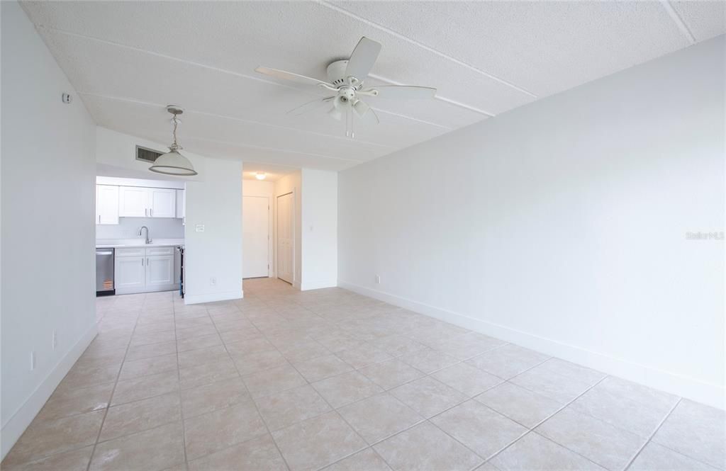 Active With Contract: $135,000 (1 beds, 1 baths, 645 Square Feet)