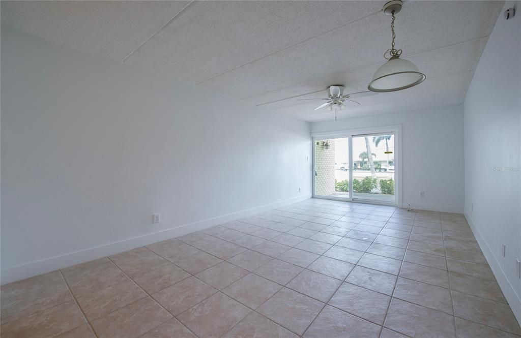 Active With Contract: $135,000 (1 beds, 1 baths, 645 Square Feet)