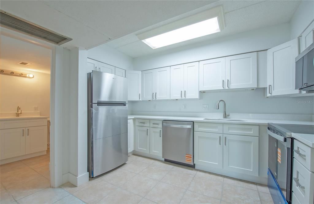 Active With Contract: $135,000 (1 beds, 1 baths, 645 Square Feet)