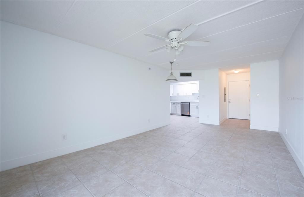 Active With Contract: $135,000 (1 beds, 1 baths, 645 Square Feet)