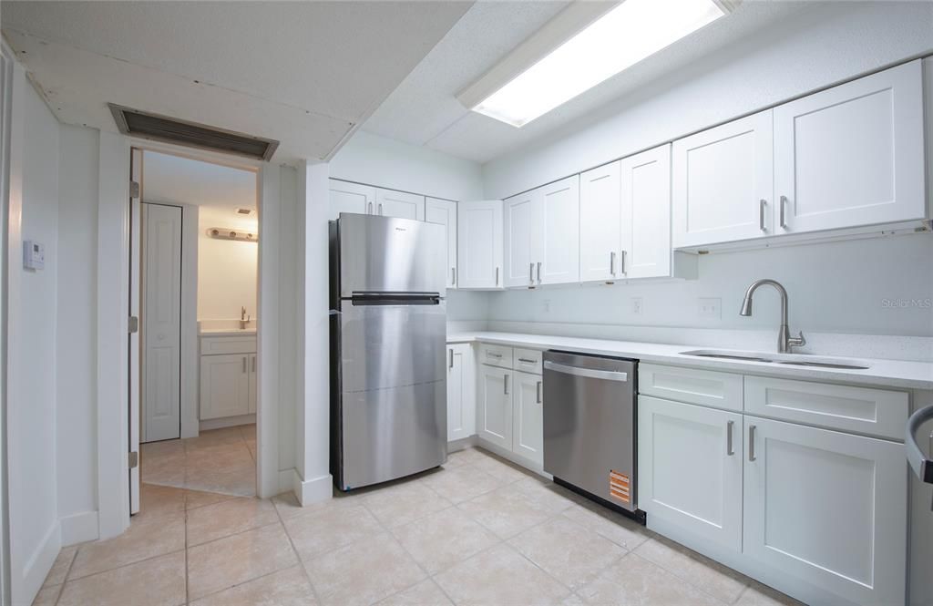 Active With Contract: $135,000 (1 beds, 1 baths, 645 Square Feet)