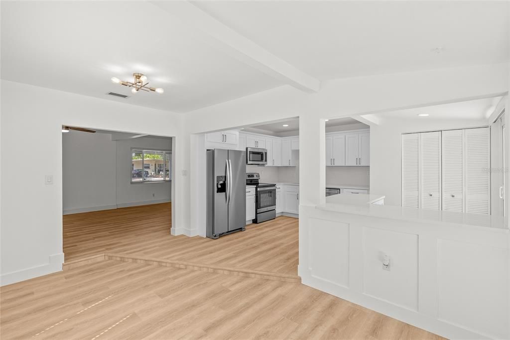 Под контрактом: $399,000 (2 спален, 1 ванн, 1036 Квадратных фут)