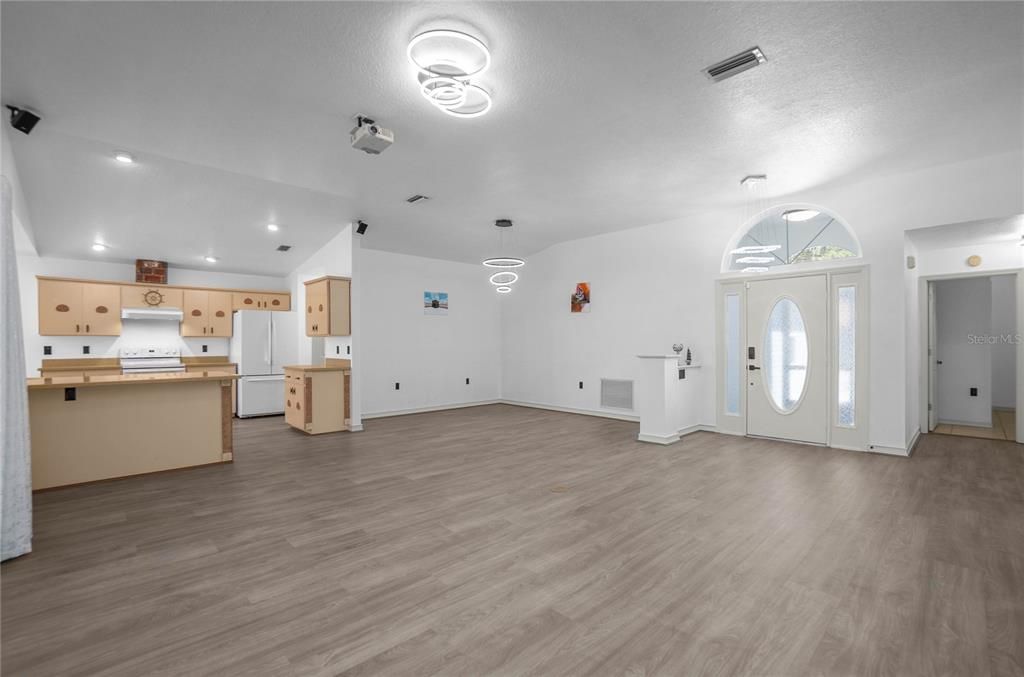 For Sale: $319,000 (2 beds, 2 baths, 1816 Square Feet)