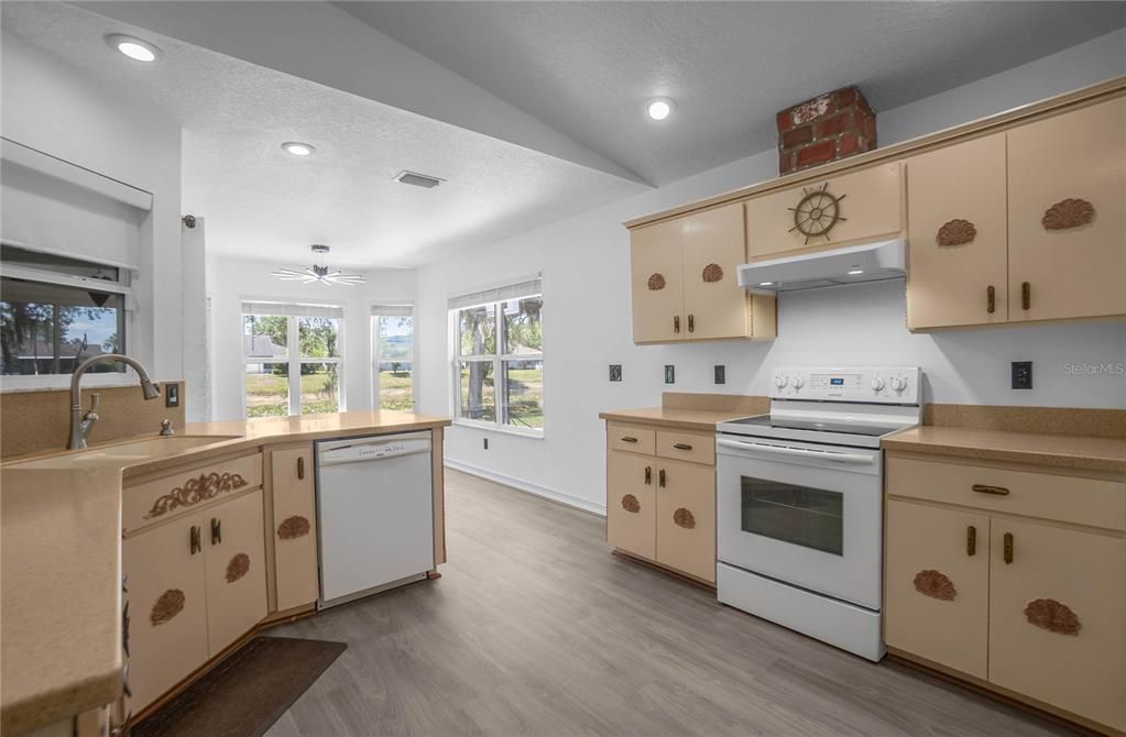 For Sale: $319,000 (2 beds, 2 baths, 1816 Square Feet)