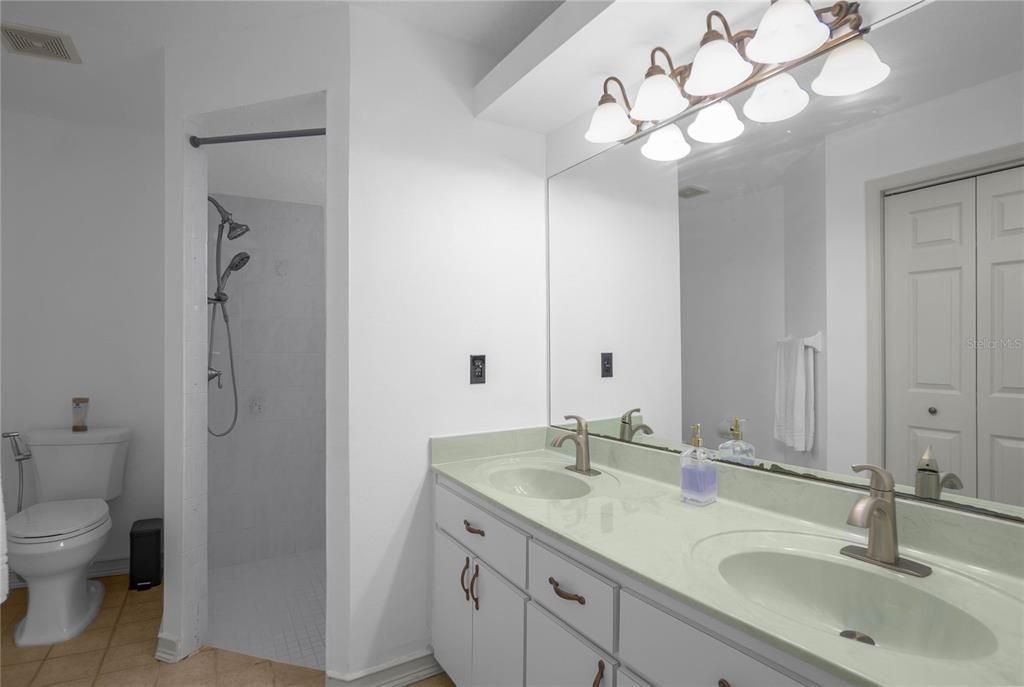 For Sale: $319,000 (2 beds, 2 baths, 1816 Square Feet)