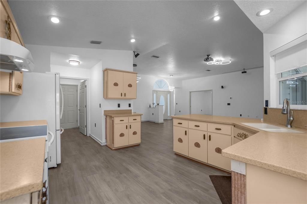 For Sale: $319,000 (2 beds, 2 baths, 1816 Square Feet)